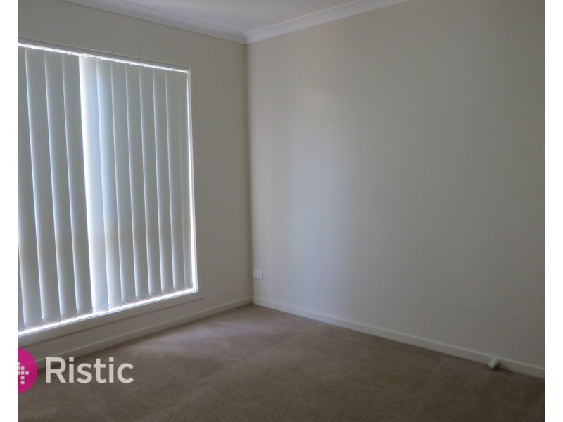 11 Peak Crescent, Doreen VIC 3754