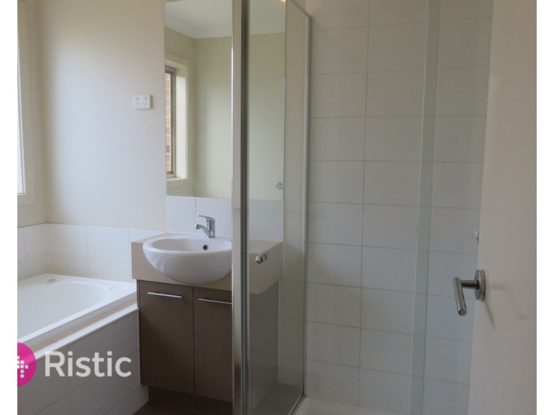 11 Peak Crescent, Doreen VIC 3754