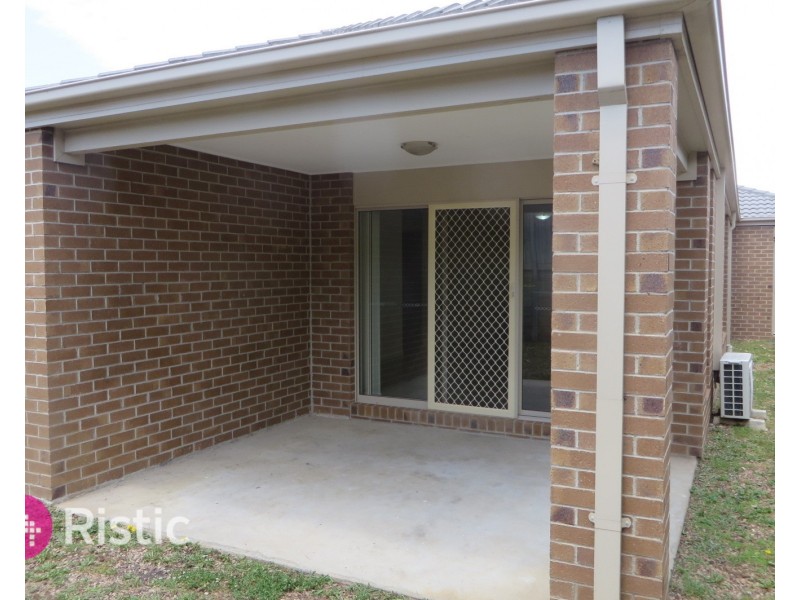 11 Peak Crescent, Doreen VIC 3754