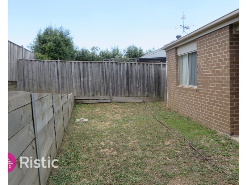 11 Peak Crescent, Doreen VIC 3754