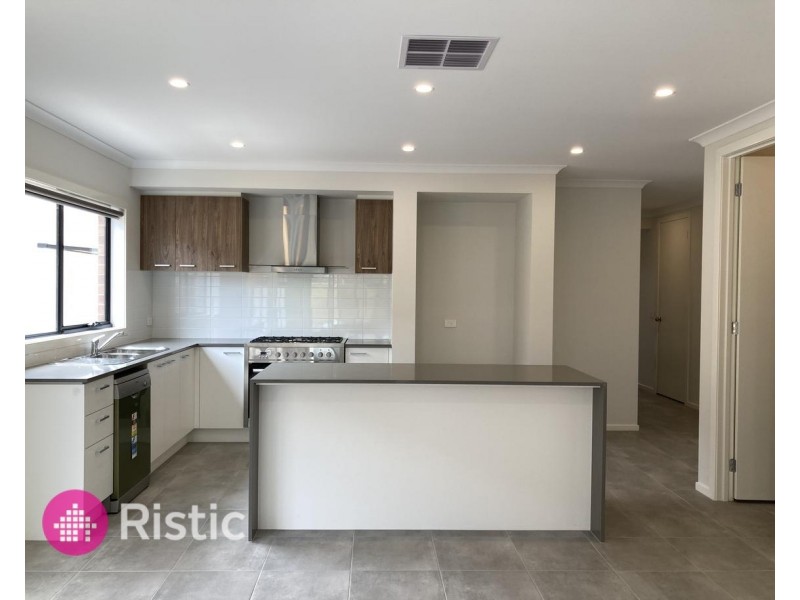 9 Catisfield Circuit, Donnybrook VIC 3064