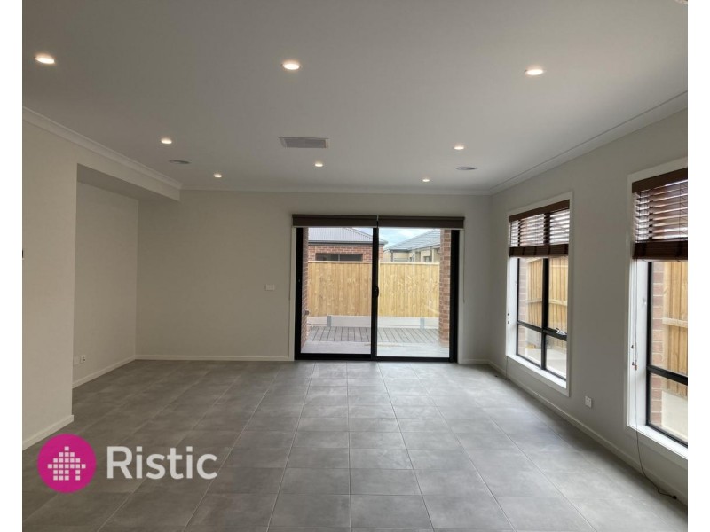 9 Catisfield Circuit, Donnybrook VIC 3064