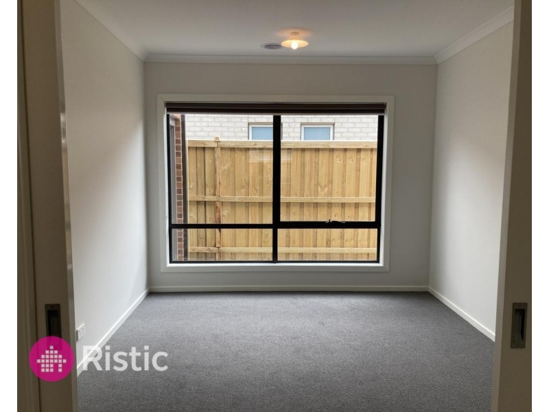 9 Catisfield Circuit, Donnybrook VIC 3064