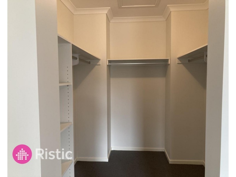 9 Catisfield Circuit, Donnybrook VIC 3064