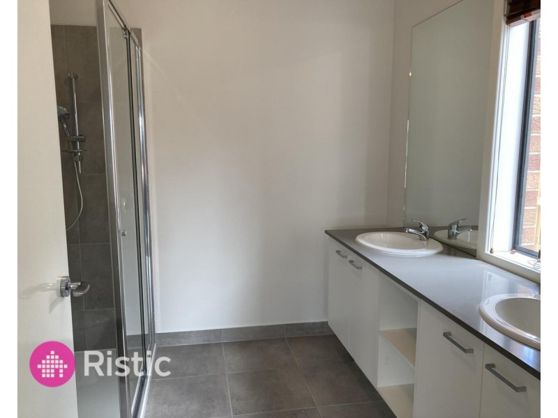 9 Catisfield Circuit, Donnybrook VIC 3064