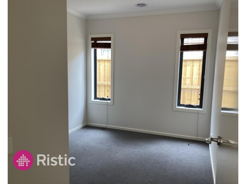 9 Catisfield Circuit, Donnybrook VIC 3064