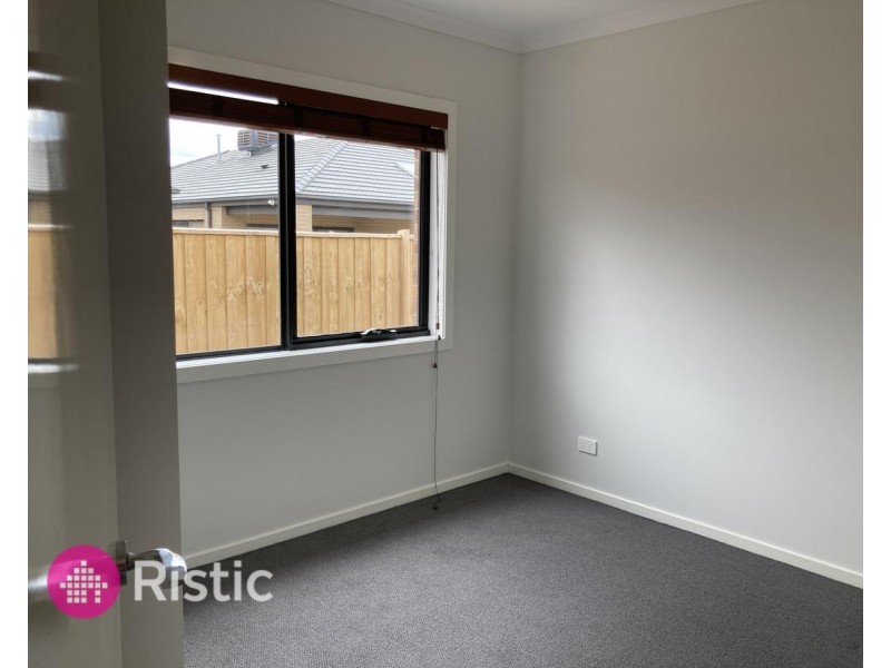 9 Catisfield Circuit, Donnybrook VIC 3064