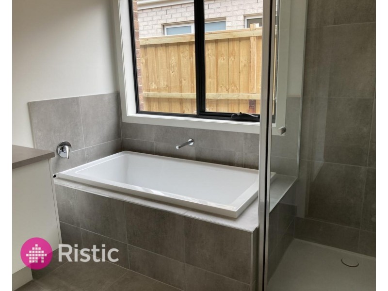 9 Catisfield Circuit, Donnybrook VIC 3064