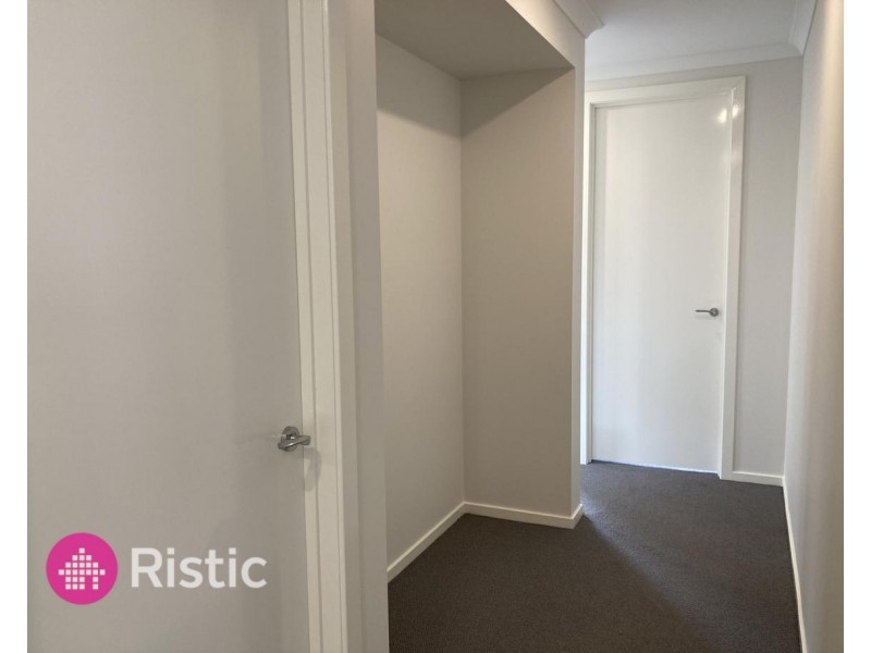 9 Catisfield Circuit, Donnybrook VIC 3064