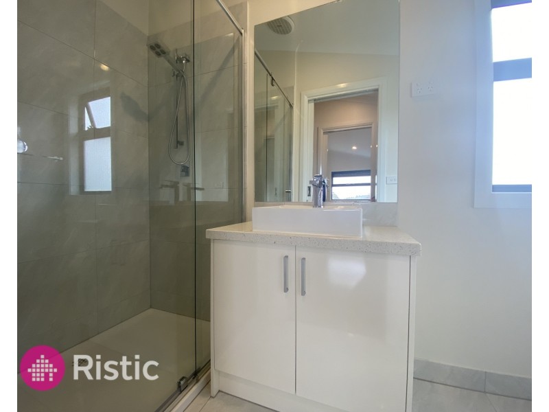 4/12 Dryandra Avenue, Epping VIC 3076