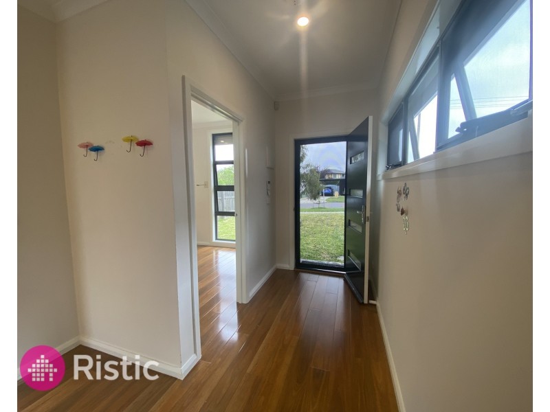 4/12 Dryandra Avenue, Epping VIC 3076