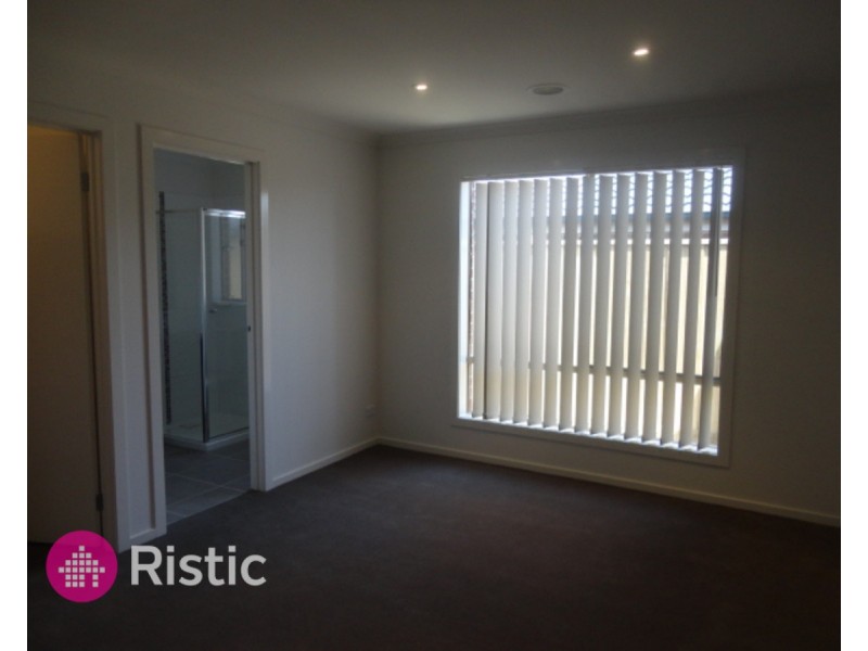 18 Sandover Street, Doreen VIC 3754