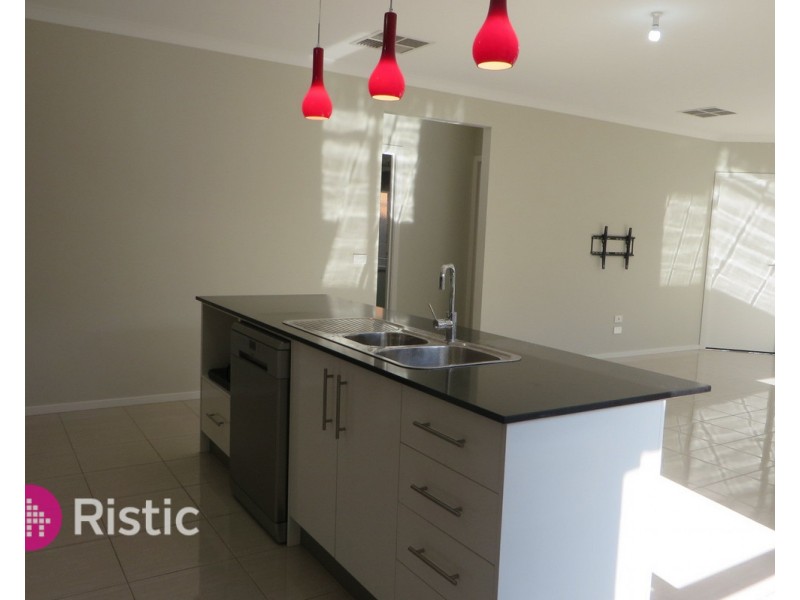 10 Dibella Street, Doreen VIC 3754