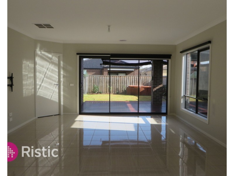 10 Dibella Street, Doreen VIC 3754