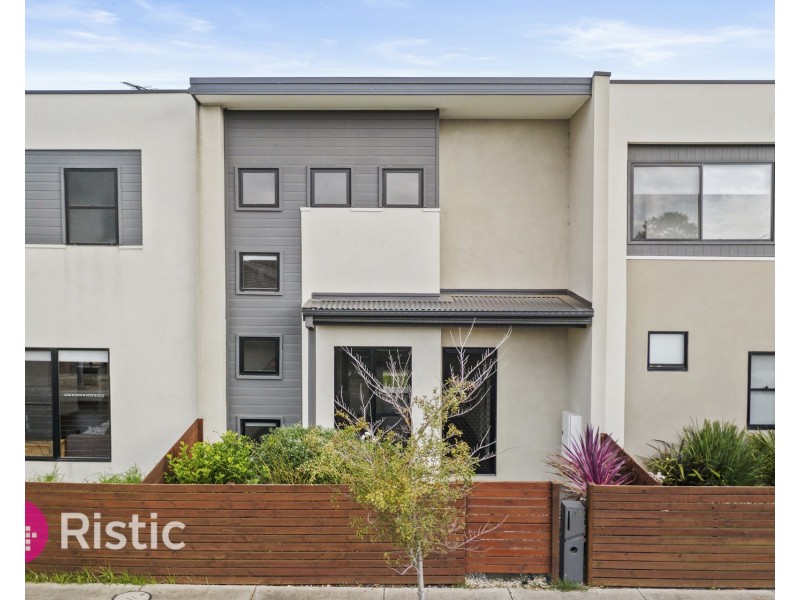 46 Oscar Circuit, Roxburgh Park VIC 3064