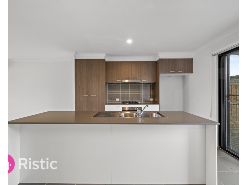 46 Oscar Circuit, Roxburgh Park VIC 3064