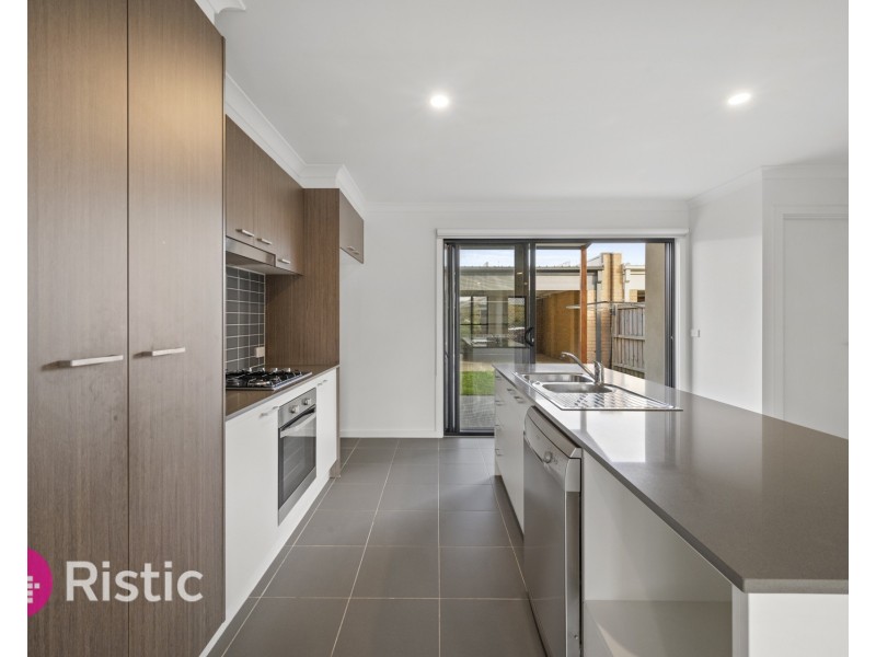 46 Oscar Circuit, Roxburgh Park VIC 3064