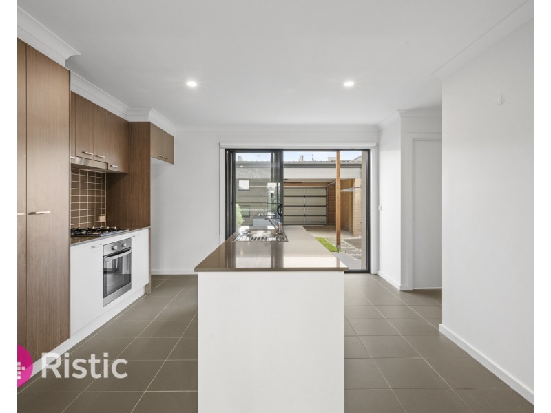 46 Oscar Circuit, Roxburgh Park VIC 3064