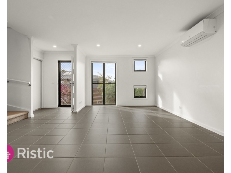 46 Oscar Circuit, Roxburgh Park VIC 3064