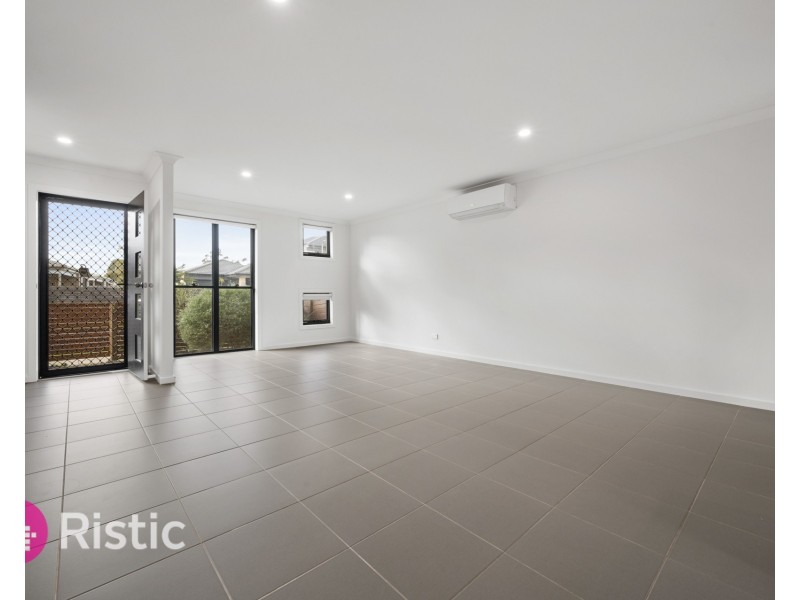 46 Oscar Circuit, Roxburgh Park VIC 3064