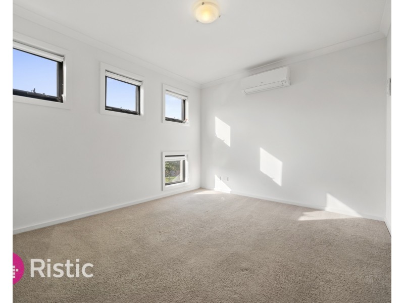 46 Oscar Circuit, Roxburgh Park VIC 3064