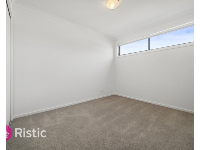 46 Oscar Circuit, Roxburgh Park VIC 3064