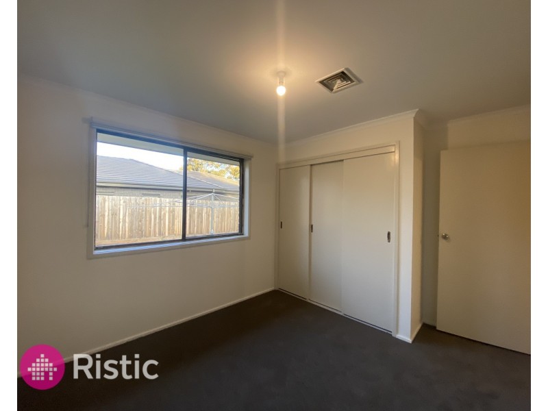 26 Kingston Town Crescent, Mill Park VIC 3082