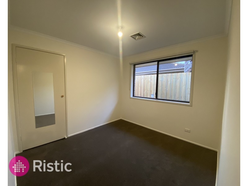26 Kingston Town Crescent, Mill Park VIC 3082