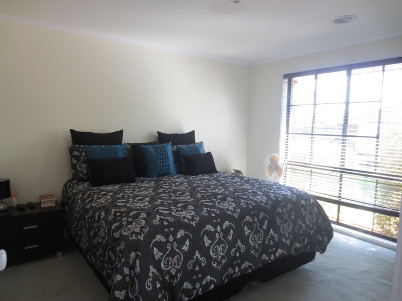 8 De Castella Close, Mill Park VIC 3082