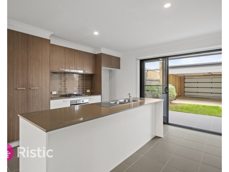 46 Oscar Circuit, Roxburgh Park VIC 3064
