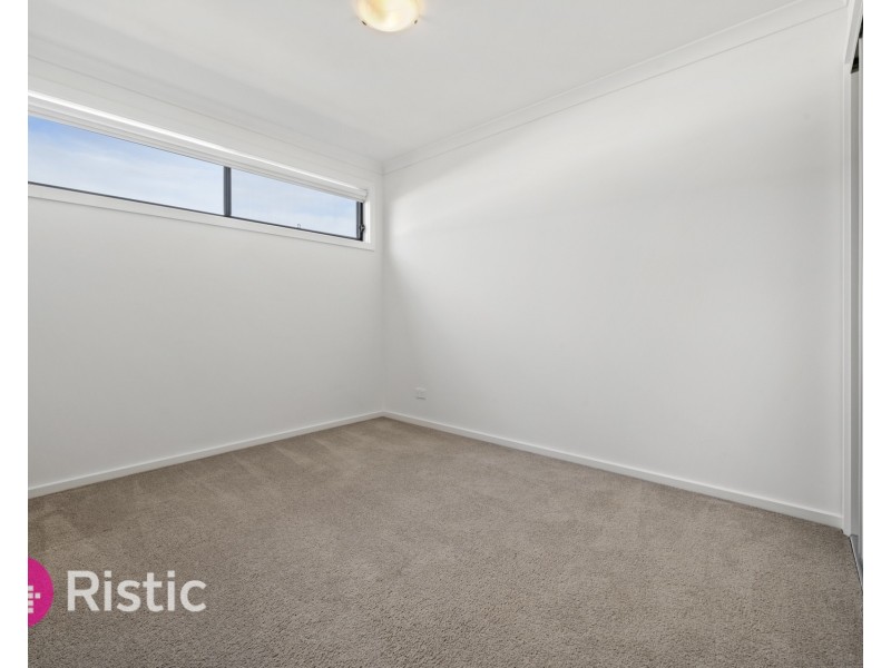 46 Oscar Circuit, Roxburgh Park VIC 3064