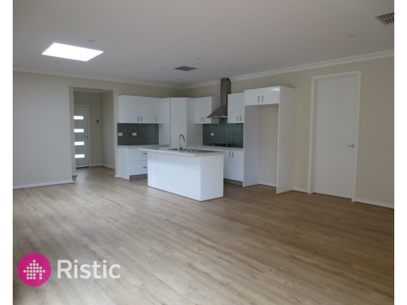 1/2 Woolnough Drive, Epping VIC 3076