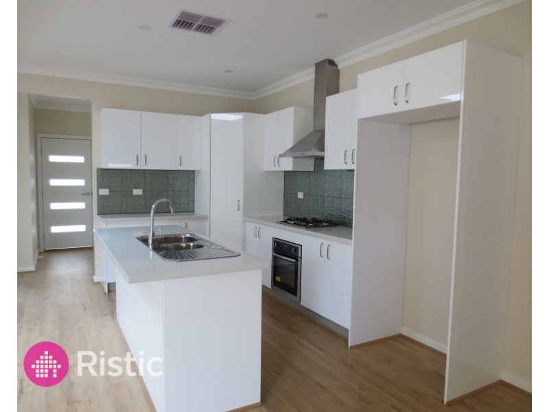 1/2 Woolnough Drive, Epping VIC 3076