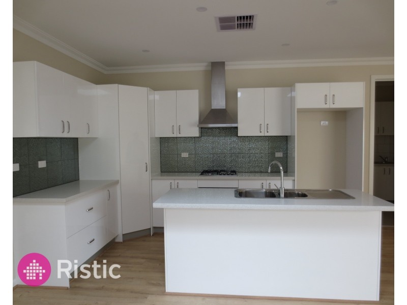 1/2 Woolnough Drive, Epping VIC 3076