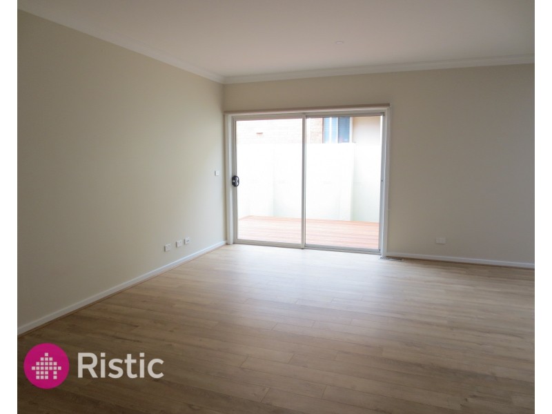 1/2 Woolnough Drive, Epping VIC 3076