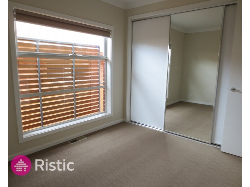 1/2 Woolnough Drive, Epping VIC 3076