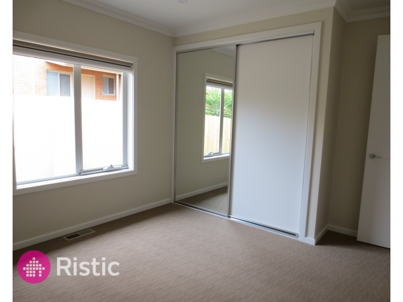 1/2 Woolnough Drive, Epping VIC 3076