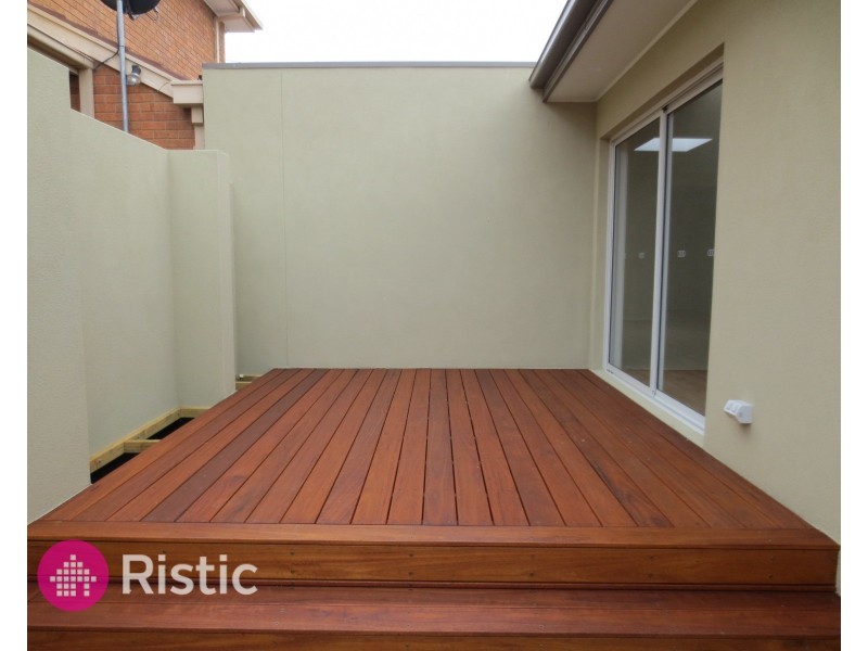 1/2 Woolnough Drive, Epping VIC 3076