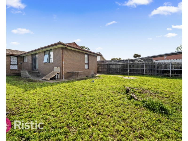 7 Madigan Crescent, Mill Park VIC 3082