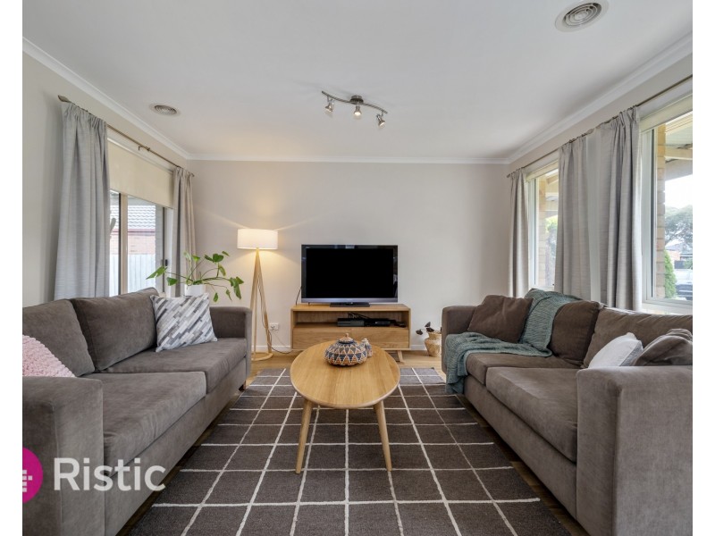 35 Ester Drive, Mill Park VIC 3082