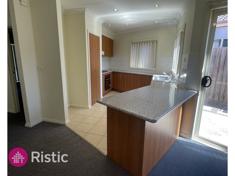 2/22 Hawkes Drive, Mill Park VIC 3082