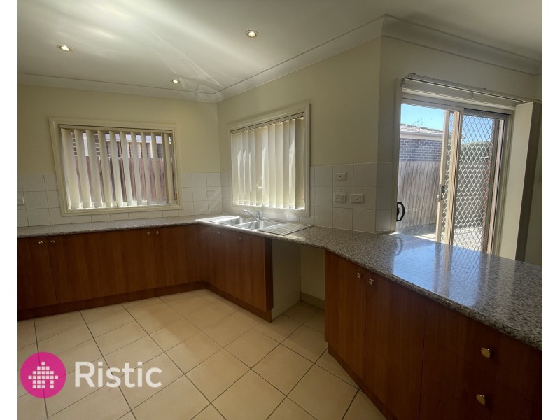 2/22 Hawkes Drive, Mill Park VIC 3082