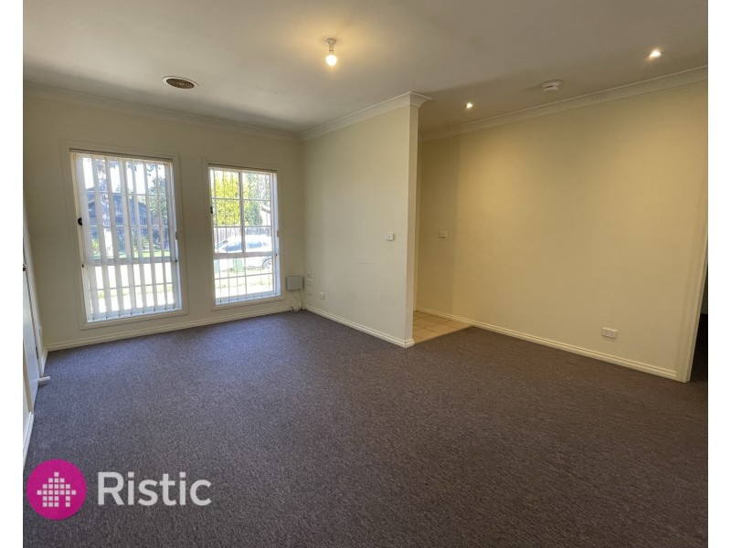 2/22 Hawkes Drive, Mill Park VIC 3082