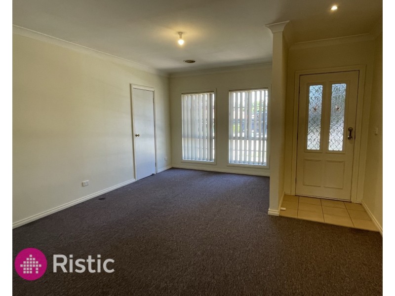 2/22 Hawkes Drive, Mill Park VIC 3082