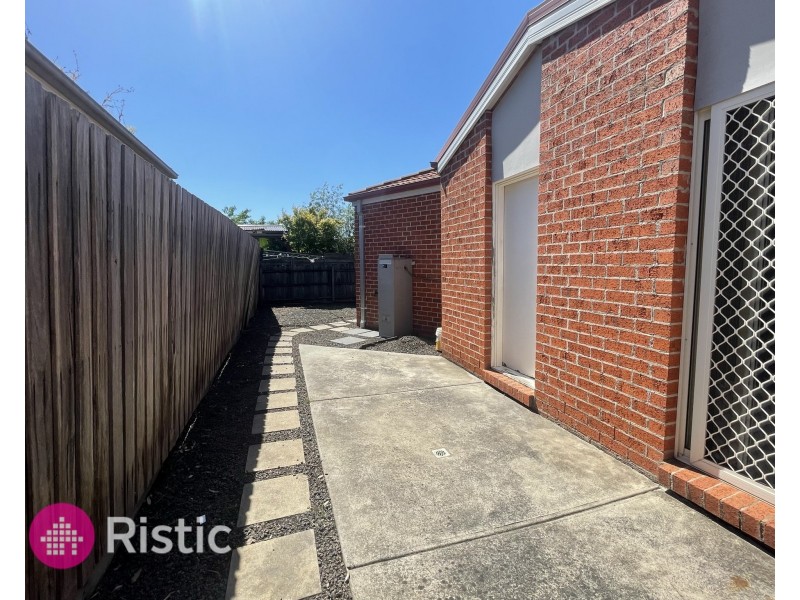 2/22 Hawkes Drive, Mill Park VIC 3082