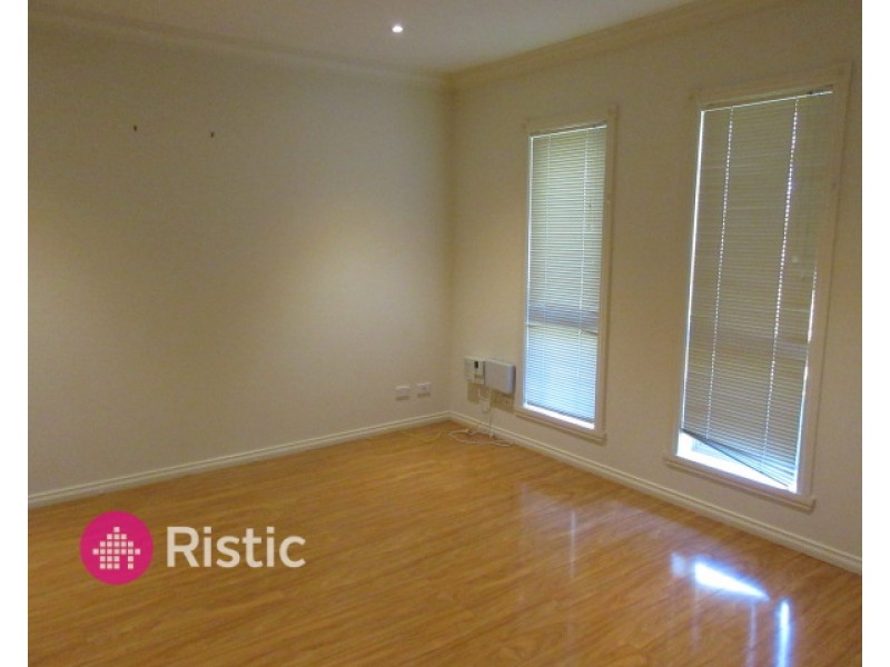 27 / 5 Delacombe Drive, Mill Park VIC 3082