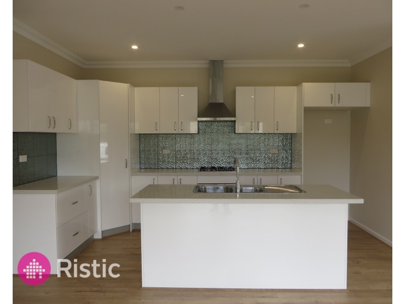 2/2 Woolnough Drive, Epping VIC 3076