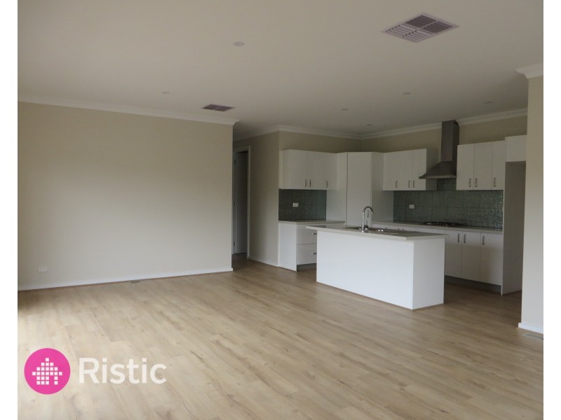 2/2 Woolnough Drive, Epping VIC 3076