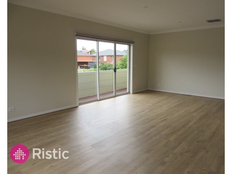 2/2 Woolnough Drive, Epping VIC 3076