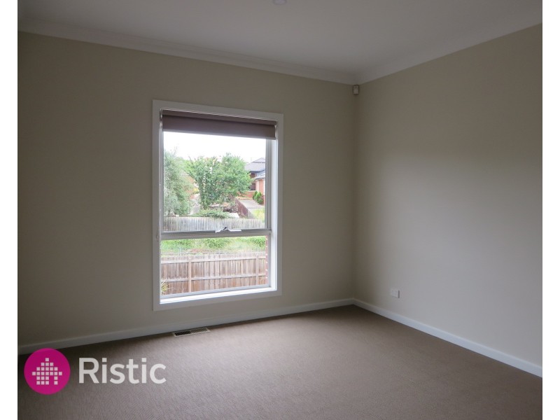 2/2 Woolnough Drive, Epping VIC 3076